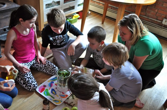 kids making green smoothies